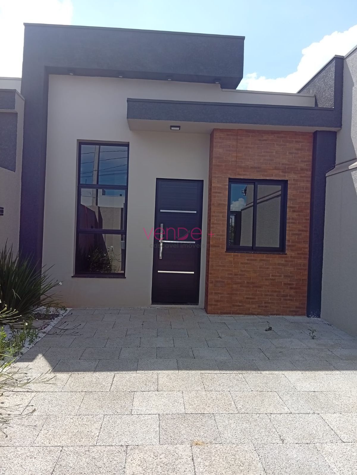 casa com uma suite e um quarto