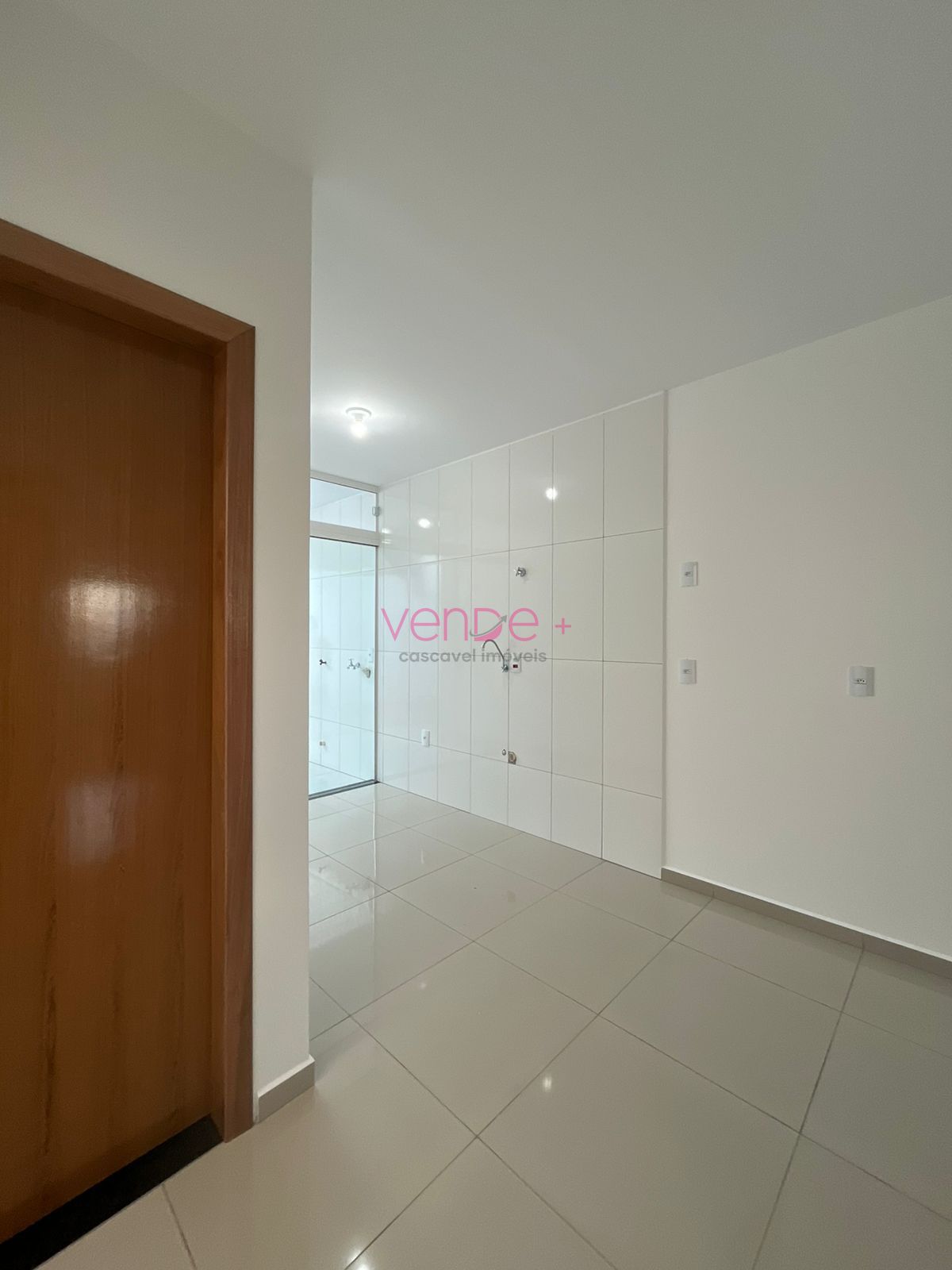 Casa no Jardim Veneza com ampla sobra de terreno - foto 5