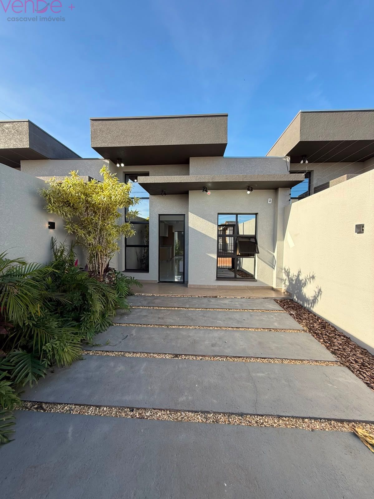 Casa terrea semimobiliada com piscina - R$420.000,00