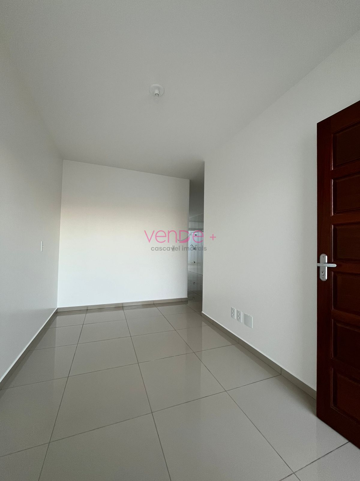 Casa no Jardim Veneza com ampla sobra de terreno - foto 4