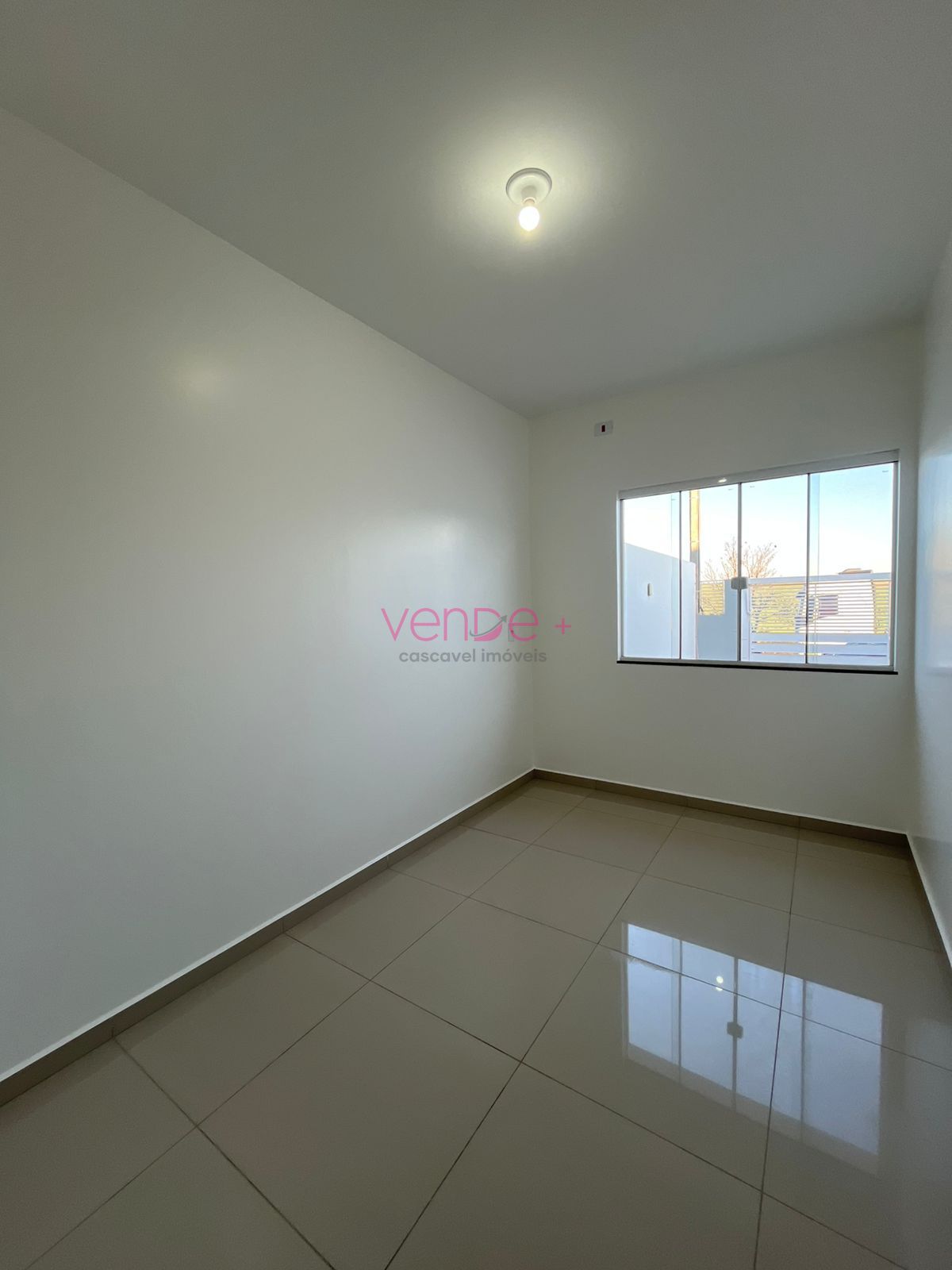 Casa no Jardim Veneza com ampla sobra de terreno - foto 3