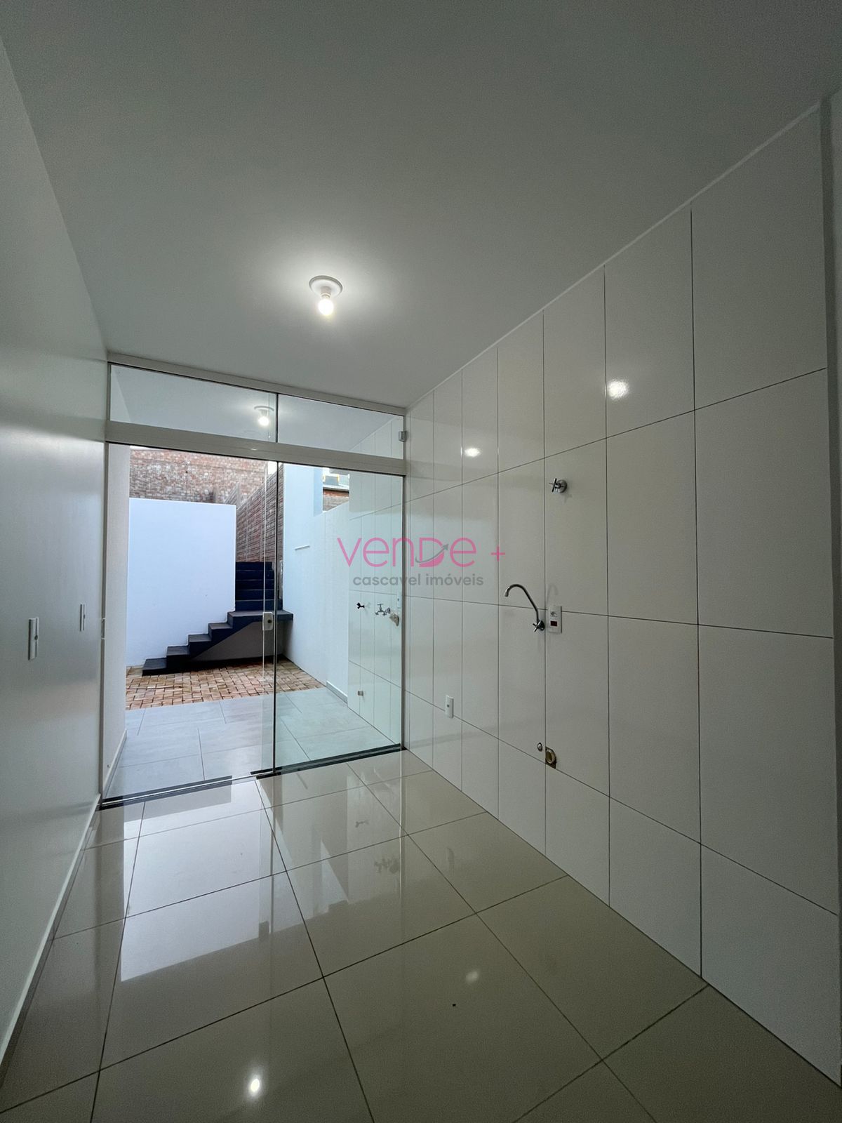 Casa no Jardim Veneza com ampla sobra de terreno - foto 2